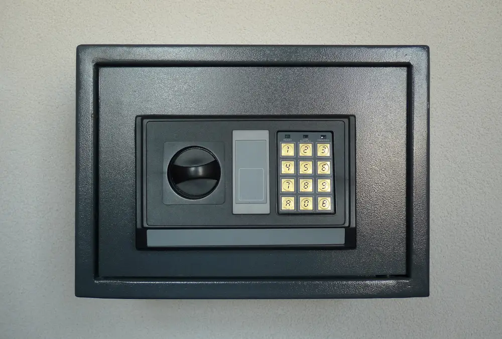 Small wall safebox with keypad